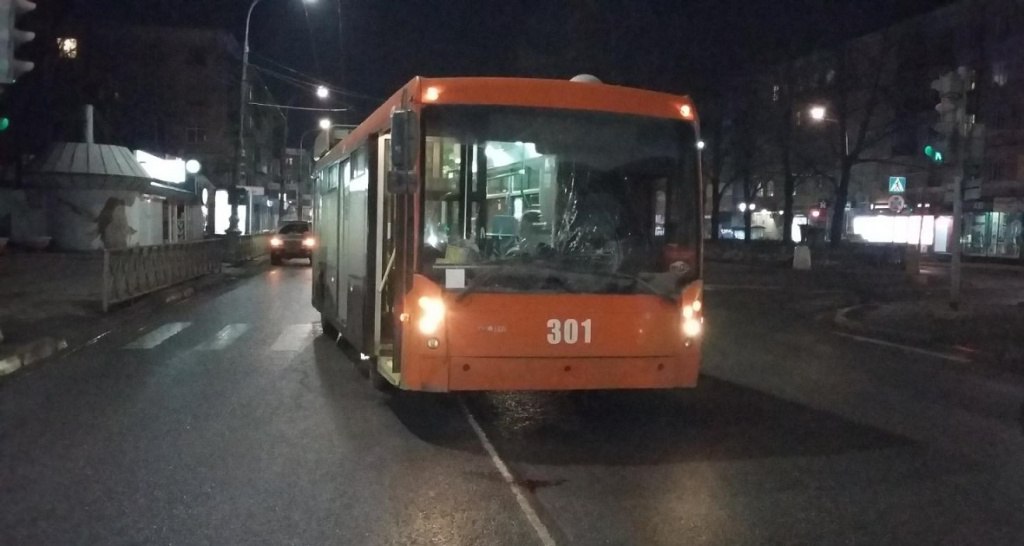 В Перми троллейбус сбил подростка, переходившего дорогу на зеленый свет 