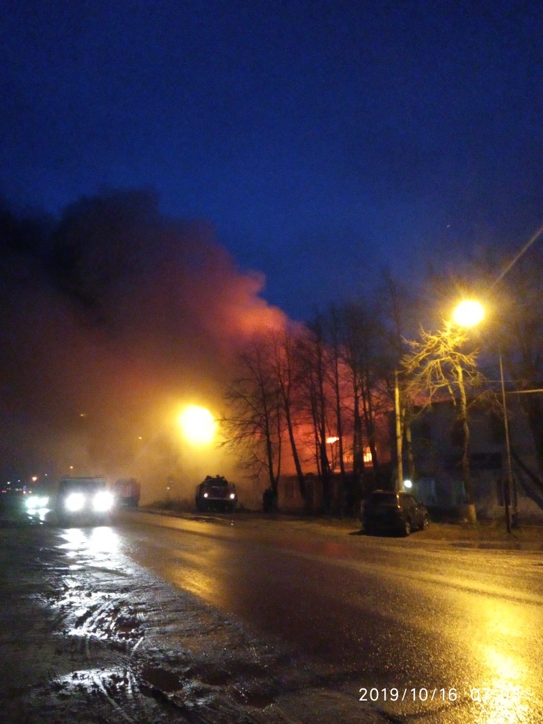 В Прикамье ночью произошел пожар в кирпичном здании