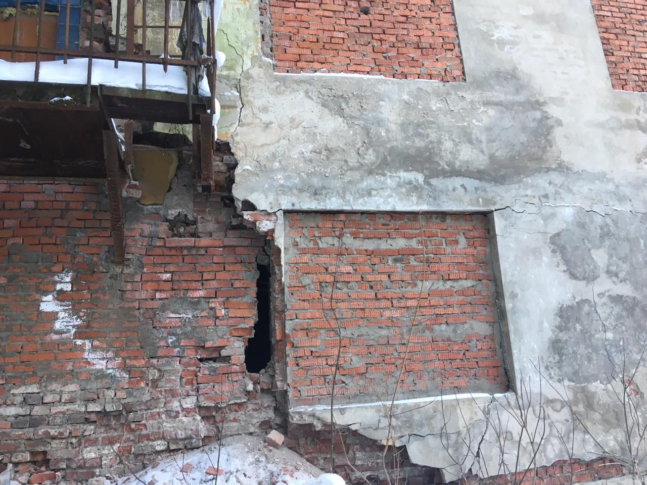 Дом с обрушившейся стеной на Уральской могут признать аварийным 