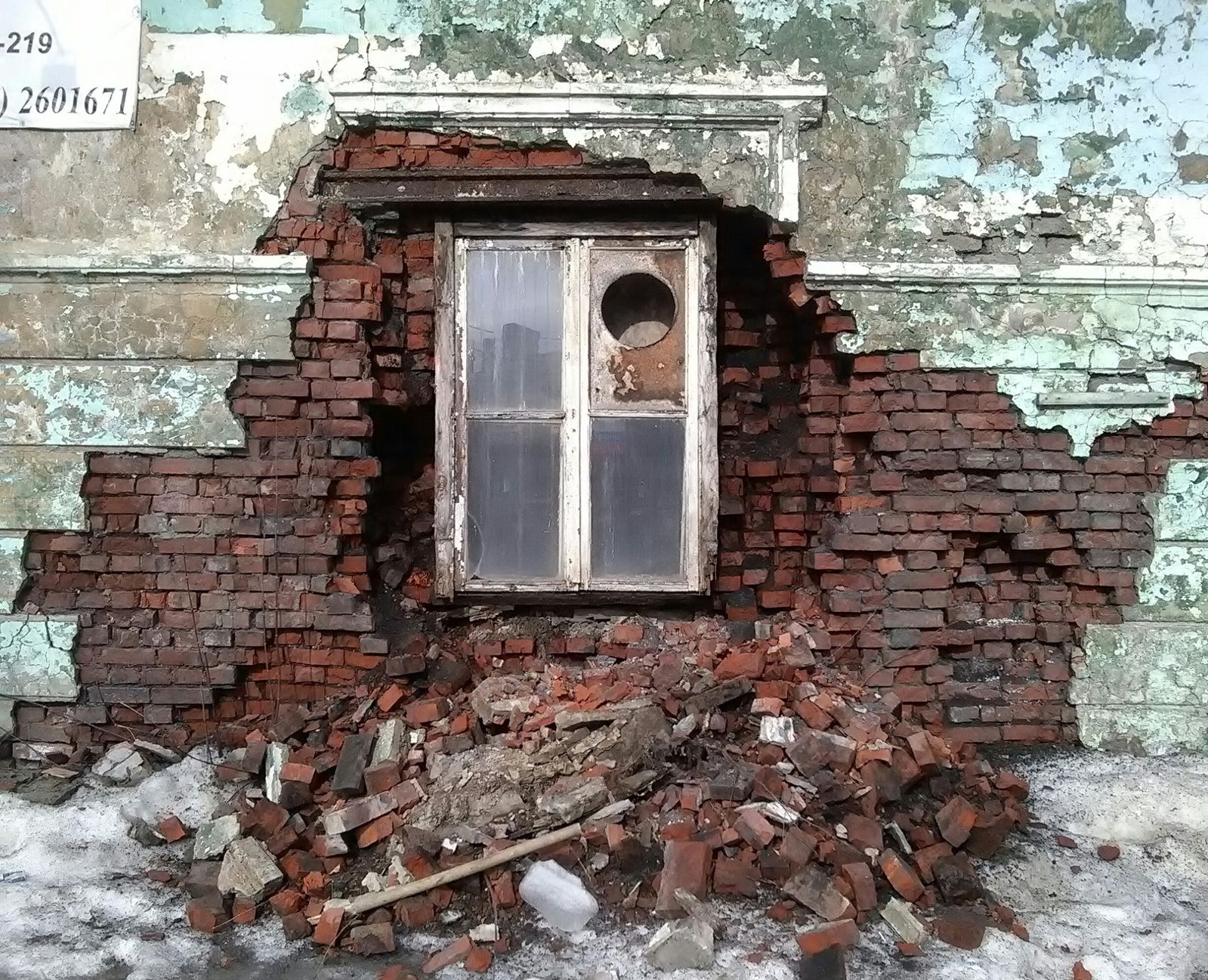 В Перми в аварийном доме на Уральской снова обрушилась часть стены