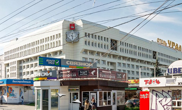 Часы на здании гостиницы «Урал» показывали неправильное время