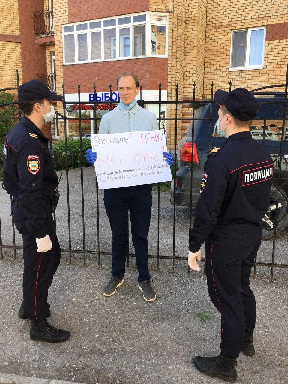 Троих активистов задержали у здания Ленинского суда при попытке провести одиночные пикеты