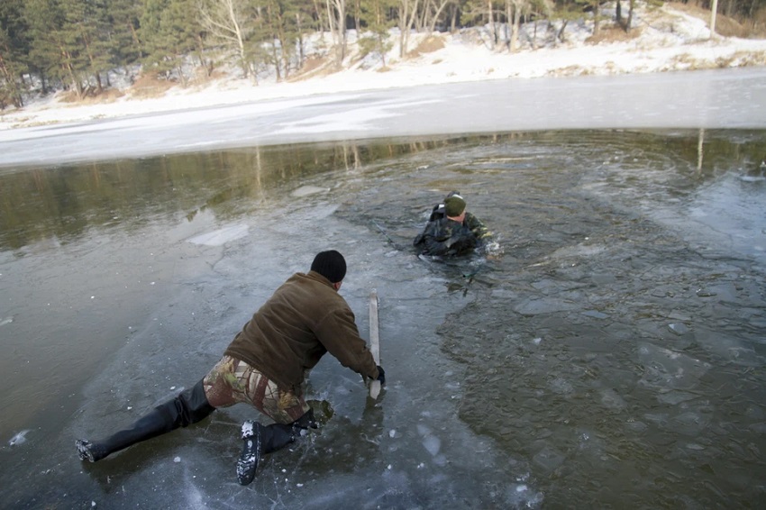 В Прикамье двое рыбаков провалились под лед на вездеходе  