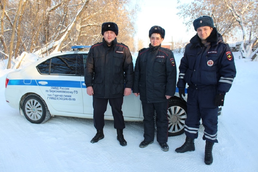 В Пермском крае полицейские на руках вынесли из леса заблудившихся мужчин