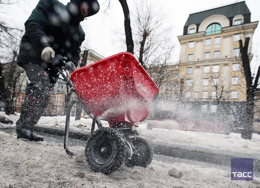 Власти Перми планируют следующей зимой посыпать скользкие тротуары гранитом вместо соли