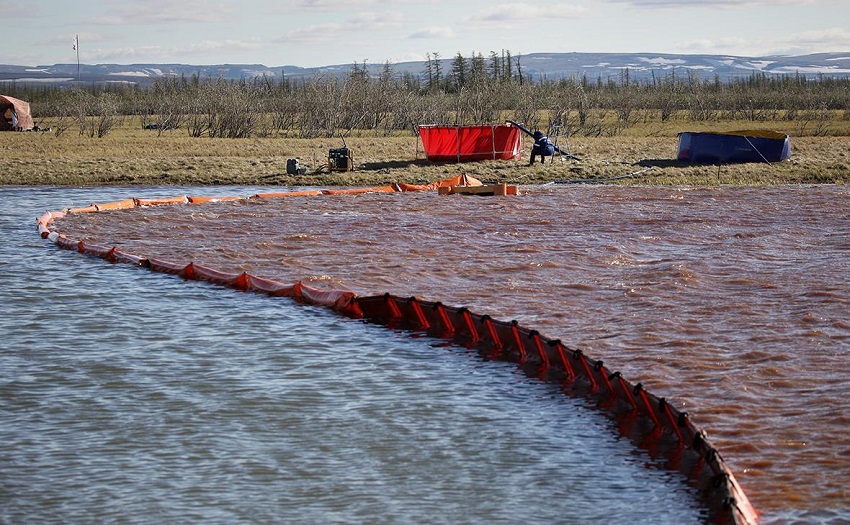 В Пермском крае нефтяные скважины загрязняют реку 