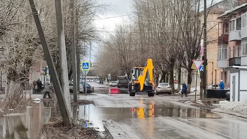 В одном из поселков Александровского округа из-за аварии затопило центральные улицы