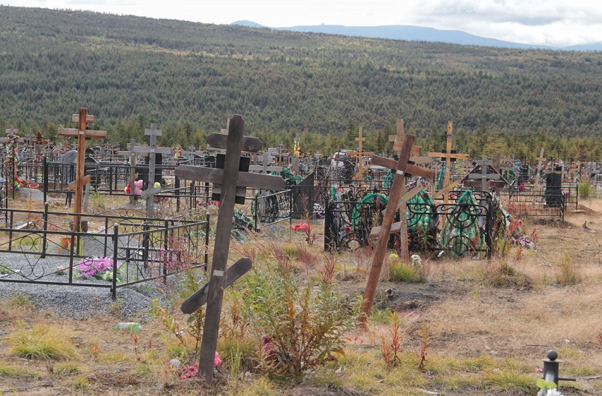 В семи городах Прикамья захламили кладбища