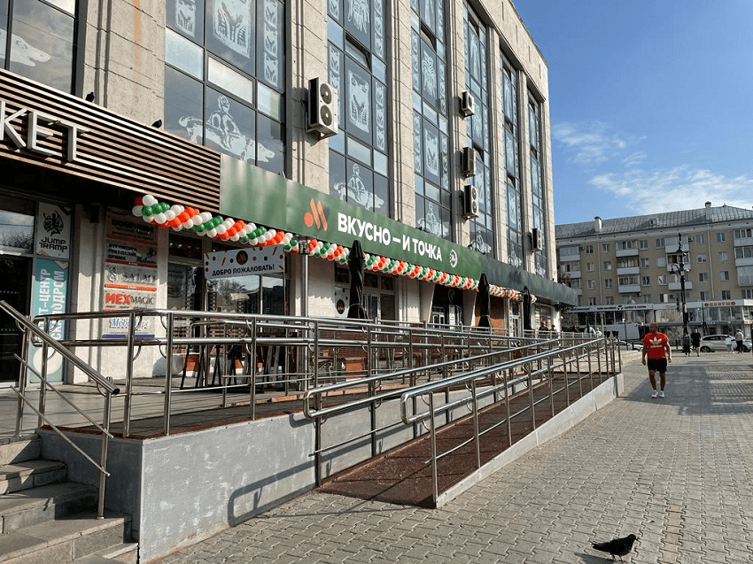 В Перми с фасада ЦУМа демонтировали вывеску кафе «Вкусно — и точка»