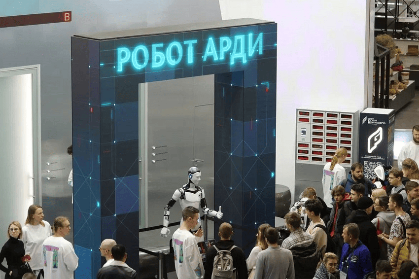 Пермский робот Арди исполнил композицию DJ Smash на выставке «Россия»