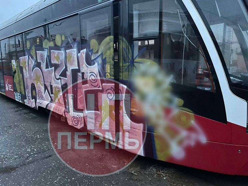Вандалы испортили самый большой и дорогой пермский трамвай «Лев»