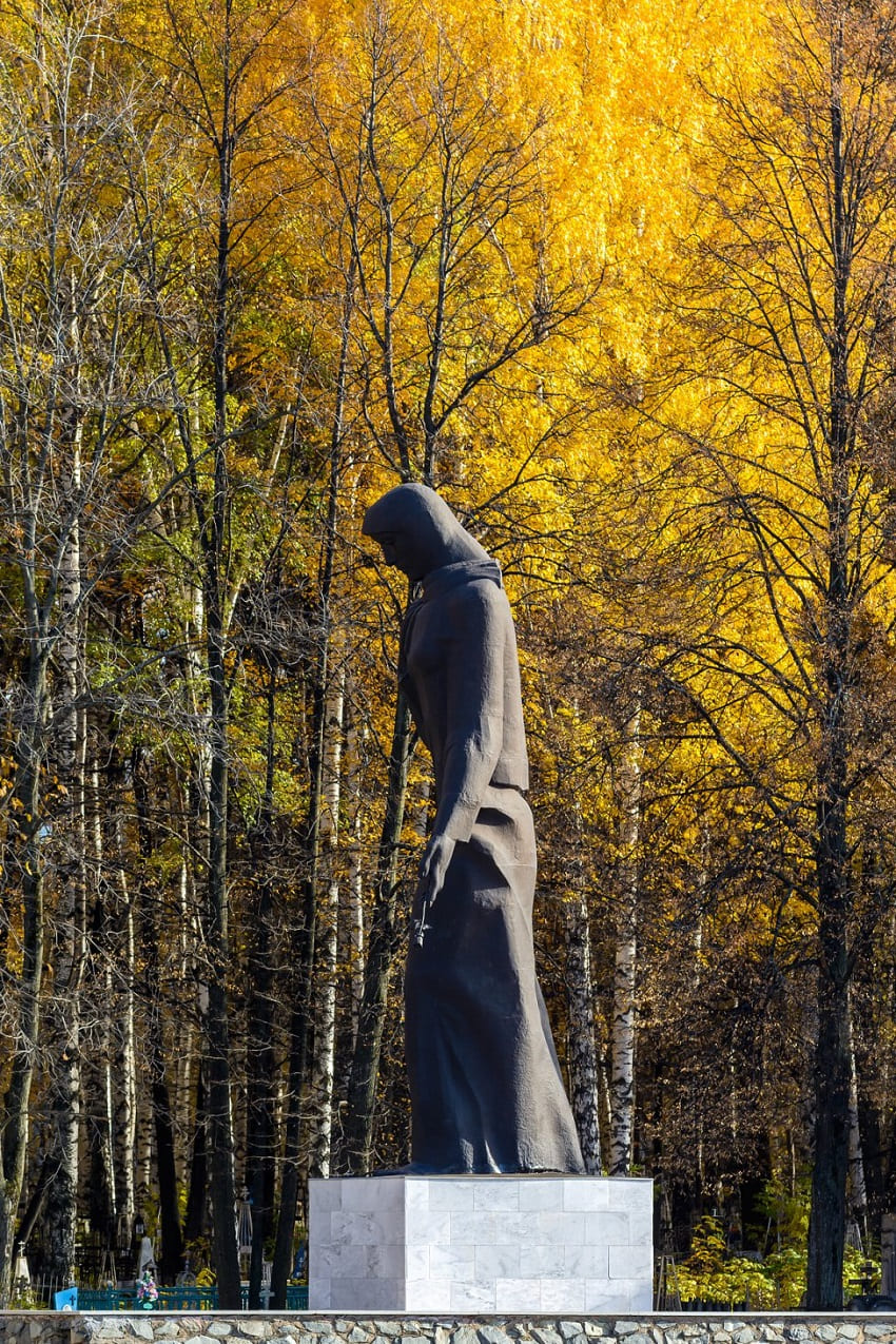 В Перми высадили рябиновую аллею возле памятника «Скорбящая мать»