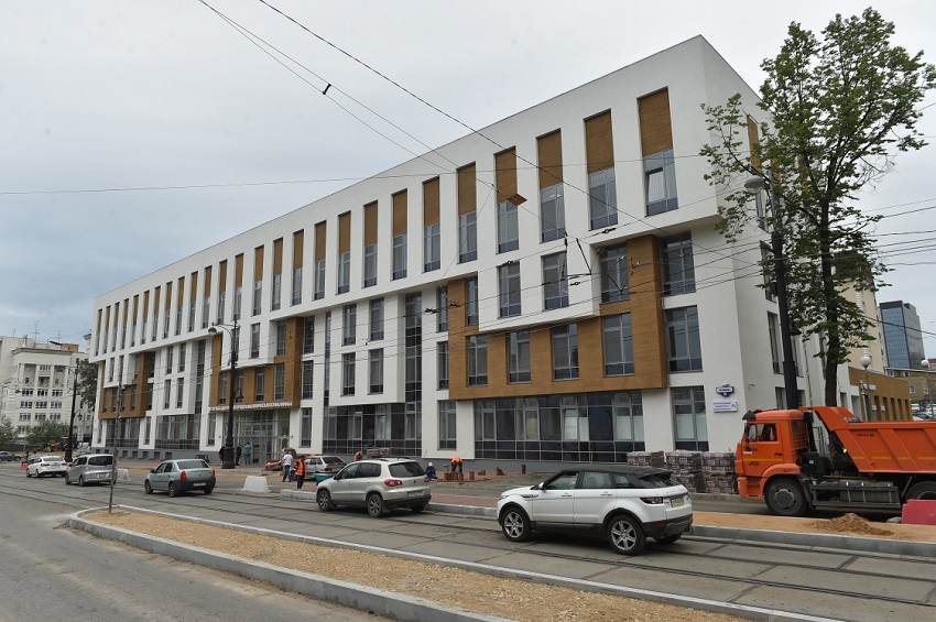 Готовность строящегося здания поликлиники на ул. Ленина, 16, в Перми составляет 99%