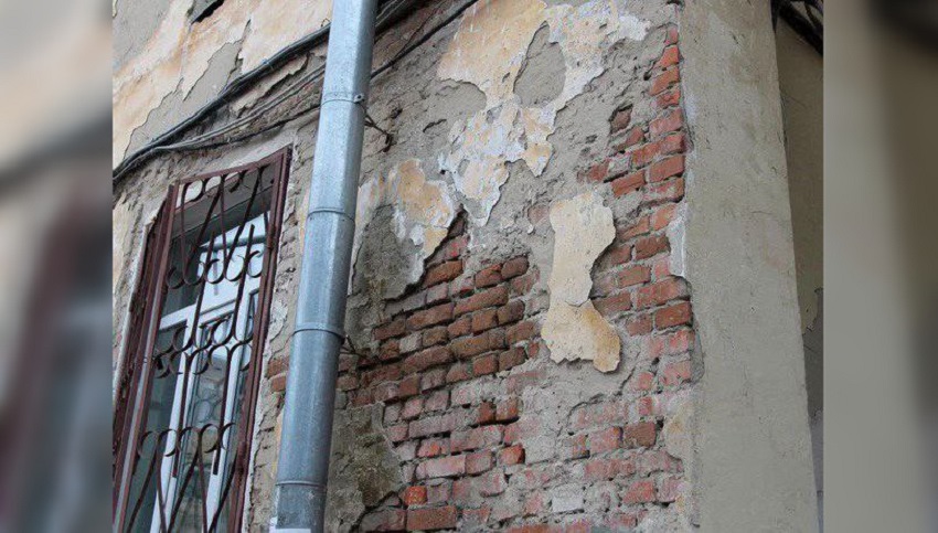 Прокуратура проверяет информацию о падении стены дома на женщину в Перми