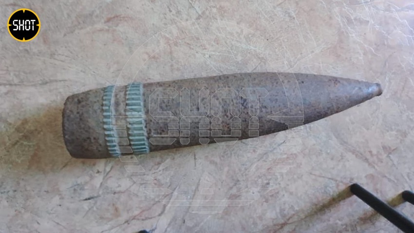 Грибник нашел в лесу боевой снаряд и подарил его сотрудникам пермского музея