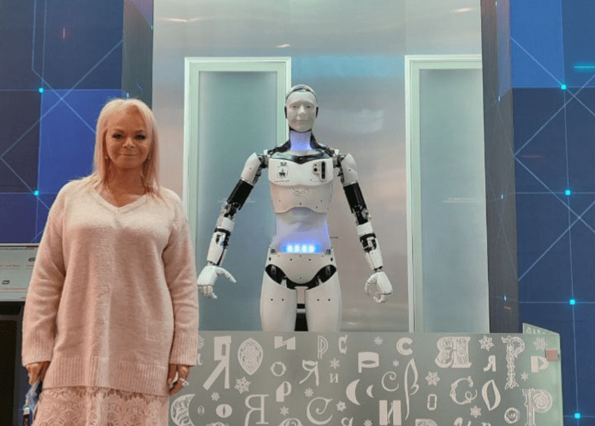 Певицу Ларису Долину впечатлил пермский робот Арди на выставке «Россия»