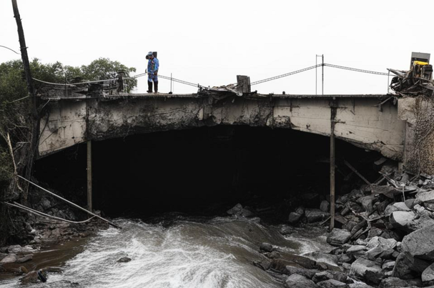 В Пермском крае снесли опасный пешеходный мост