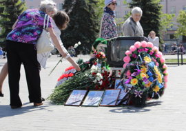 В память о свободе слова пермяки возложили цветы к импровизированным мемориалам
