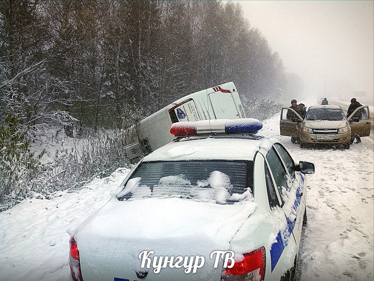 В Кунгурском районе на снежной трассе перевернулся рейсовый автобус