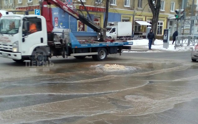 В центре Перми из-за коммунальной аварии забил фонтан