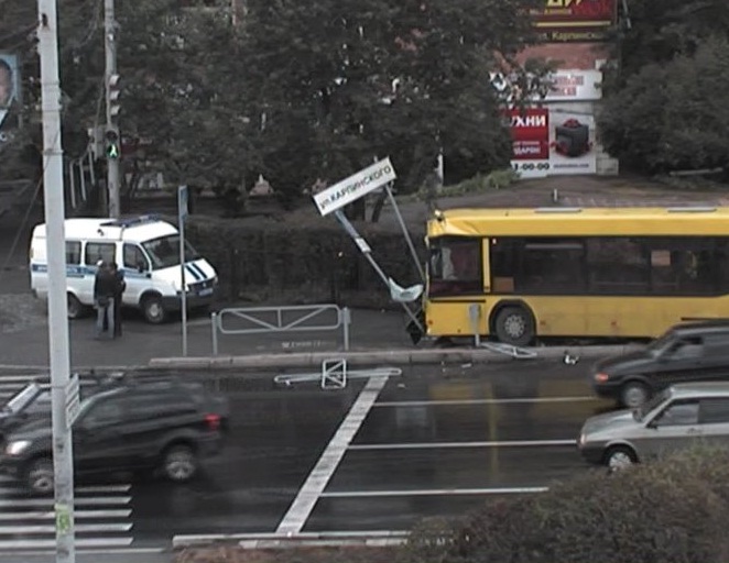 На перекрестке улиц Стахановской и Карпинского столкнулись два автобуса