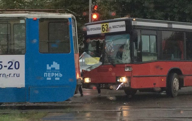 В Перми автобус врезался в трамвай