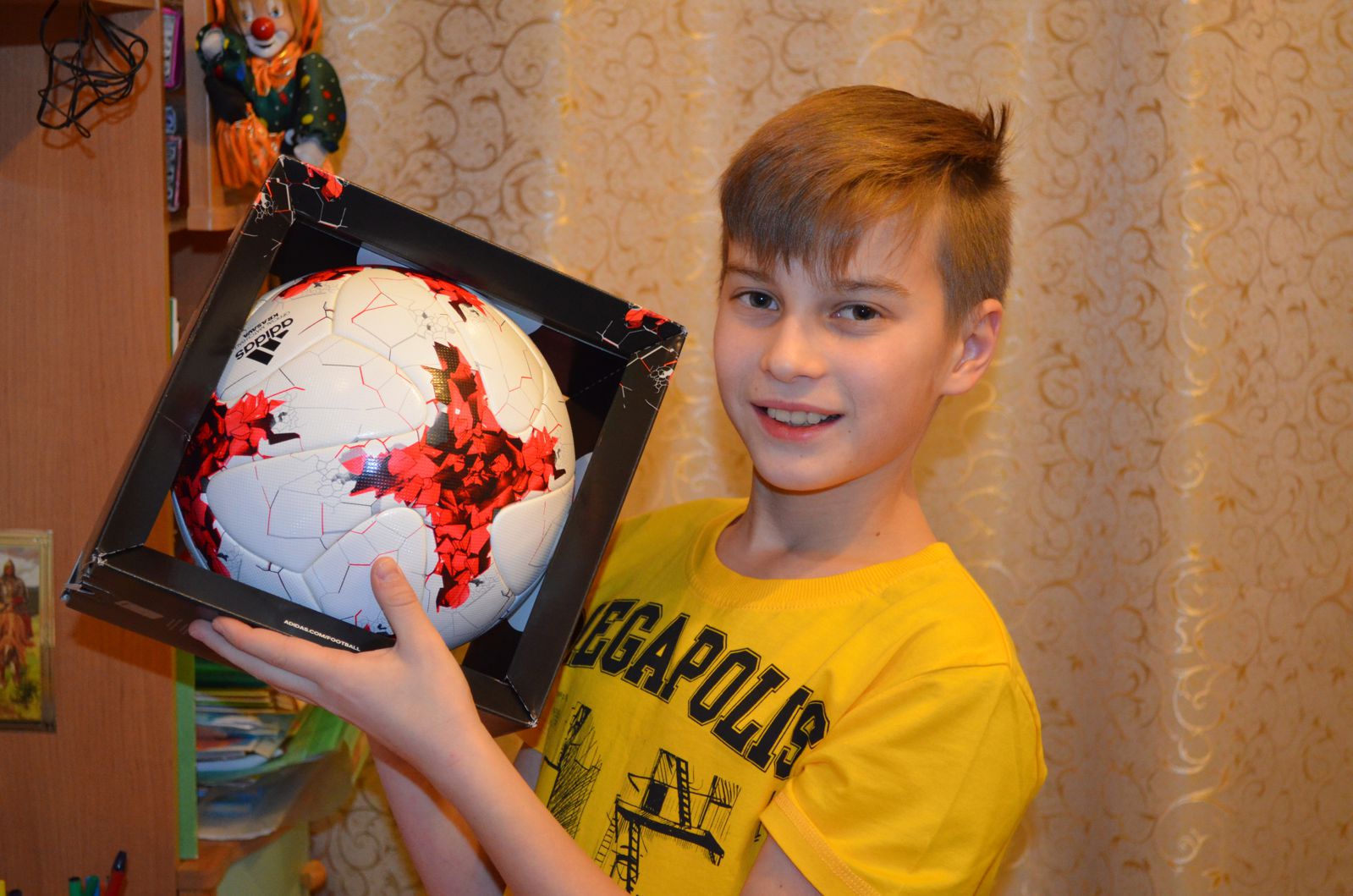 Мальчик из Березников выиграл профессиональный мяч от сборной России по футболу