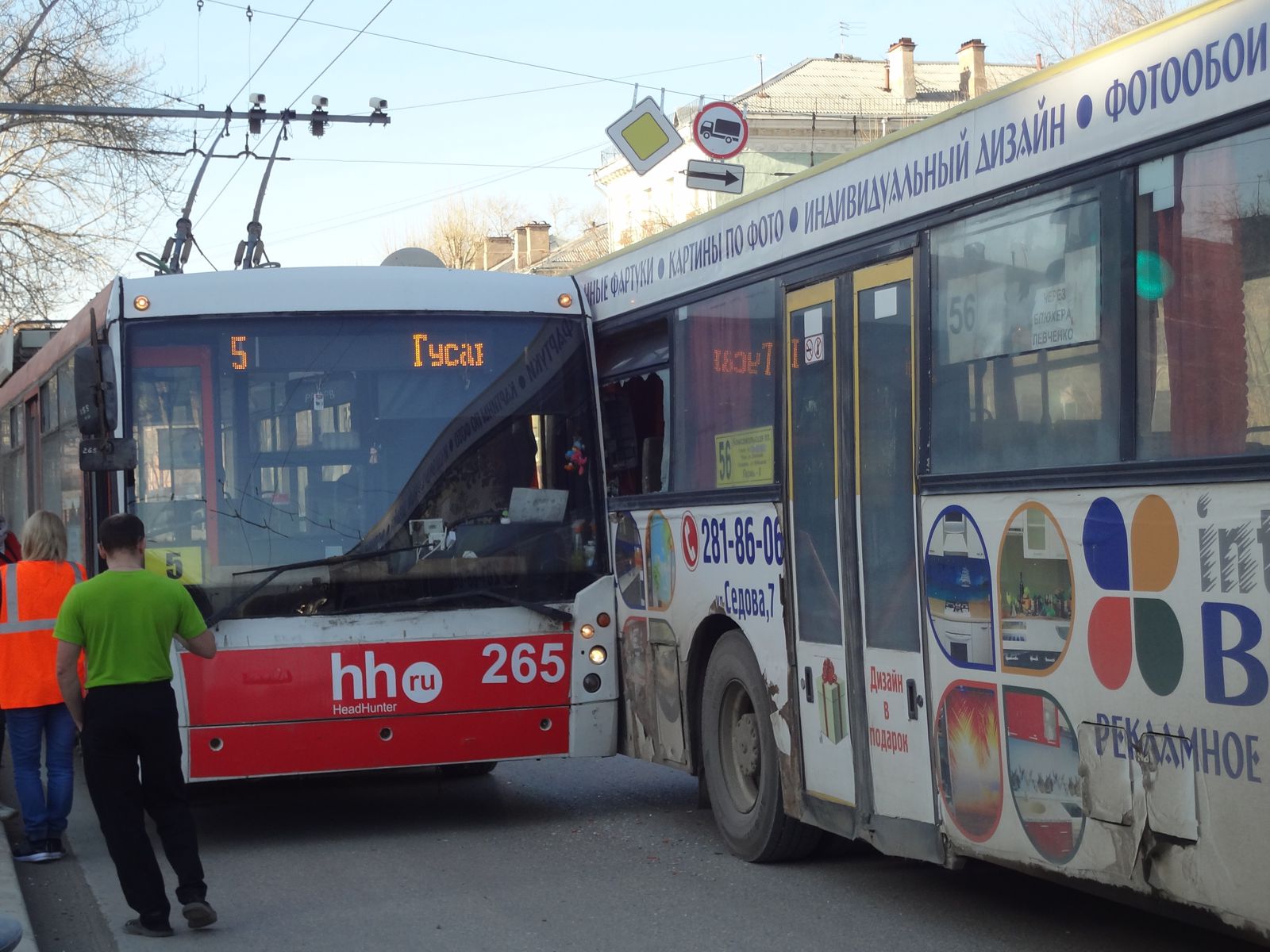 В Перми автобус столкнулся с троллейбусом, не поделив общую полосу движения.