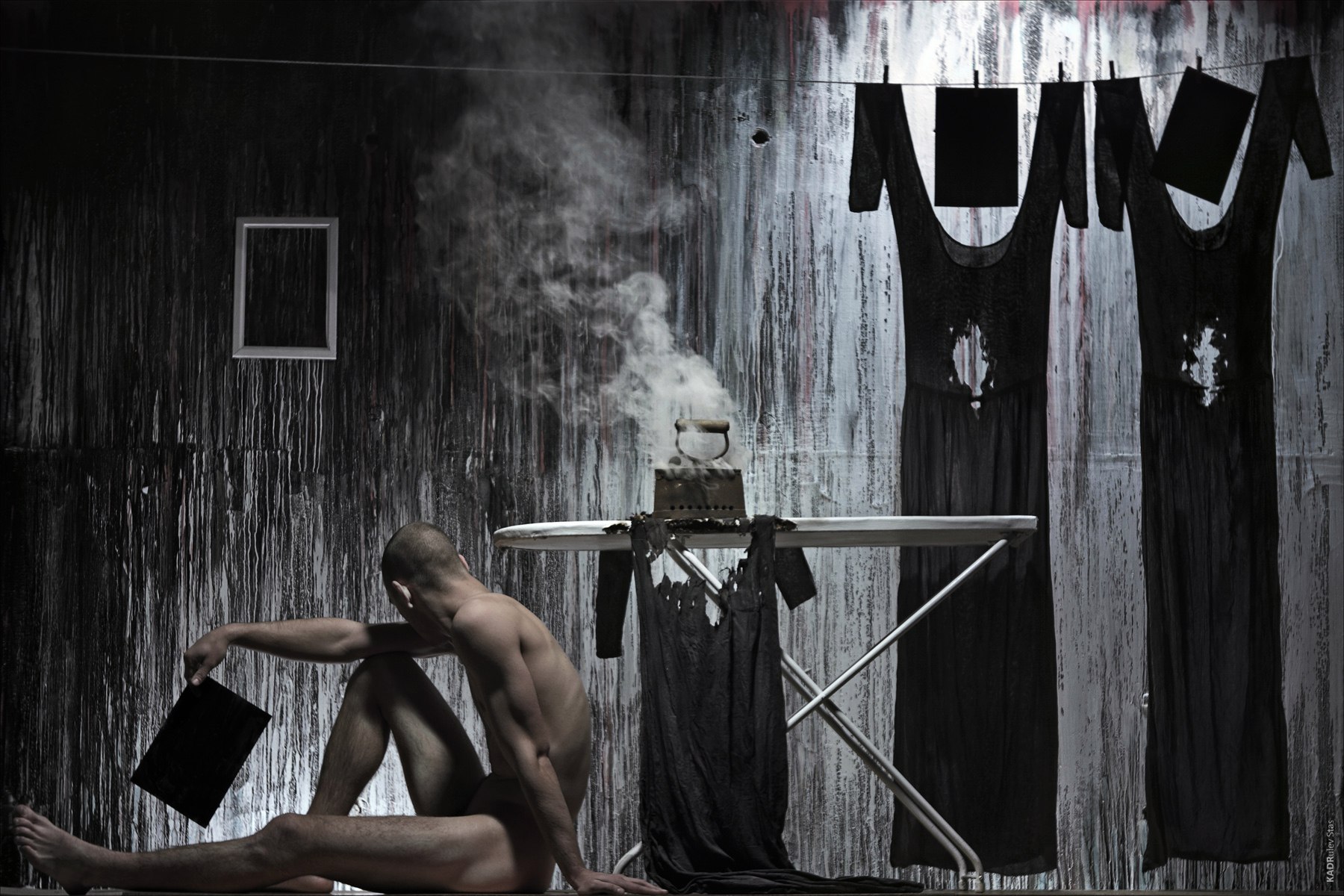«Одежда опошляет человека», — художник Стас Кадрулёв о своей новой выставке в Перми