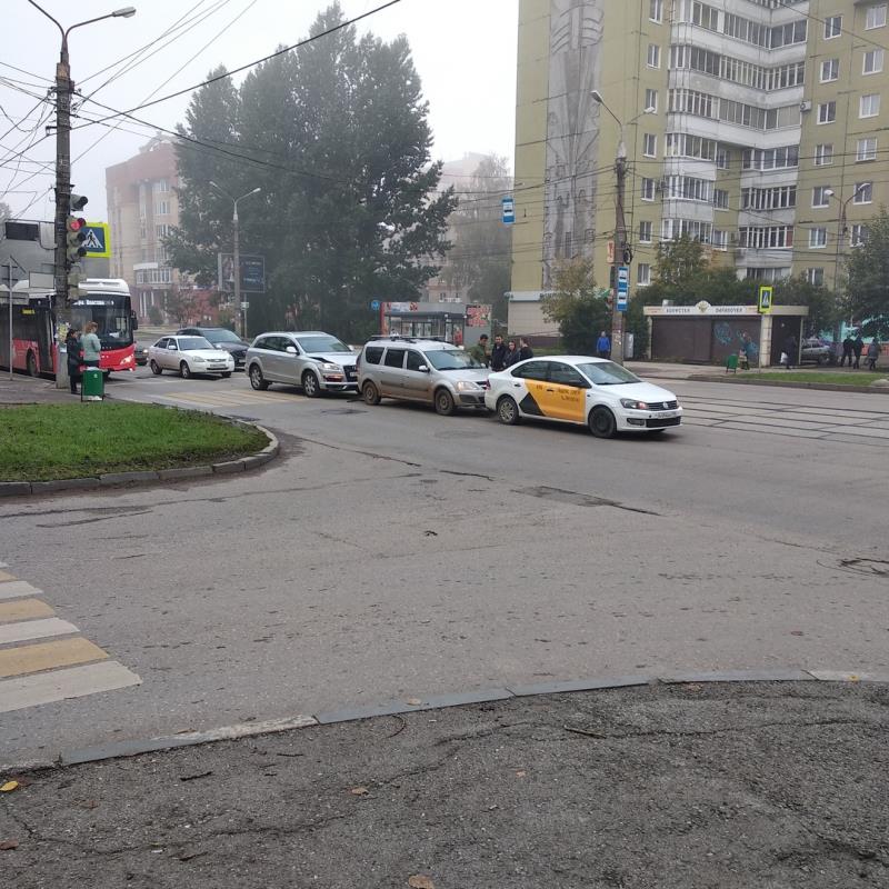 Тройной «поцелуй». Машина «Яндекс.Такси» стала участником ДТП с тремя автомобилями в Перми