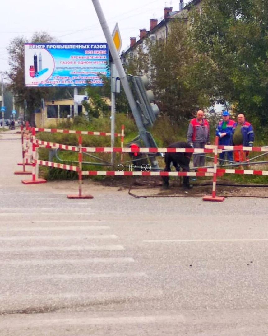 В Закамске из-за размыва канализации рухнул светофор