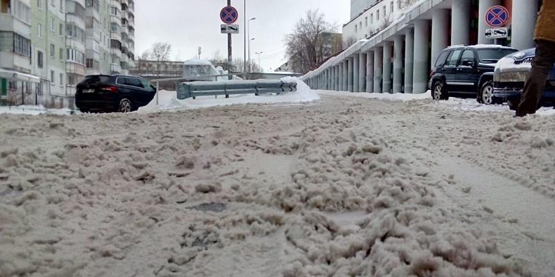 Снег и метель парализовали движение в Перми
