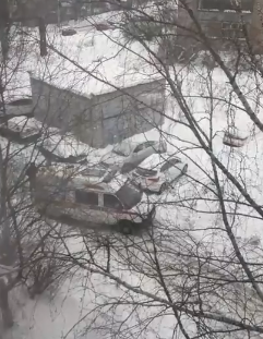 В Березниках машина скорой помощи полчаса не могла выехать из сугроба во дворе
