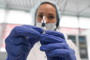 Врачам краевой Березниковской больницы поставили первые прививки от коронавируса