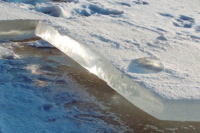 В Перми росгвардеец спас провалившихся под лед детей