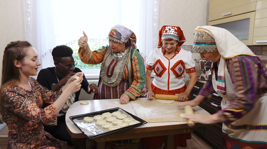 Ведущие проекта «Попробуй пермское» научились готовить удмуртские перепечи