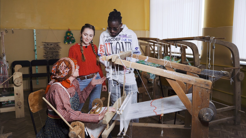 Ведущие проекта «Попробуй пермское» в Кудымкаре научились работать на ткацком станке