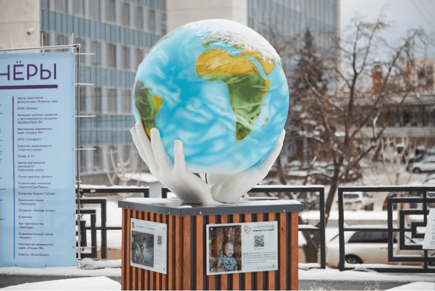 В центре Перми появился светящийся благотворительный шар с QR-кодами
