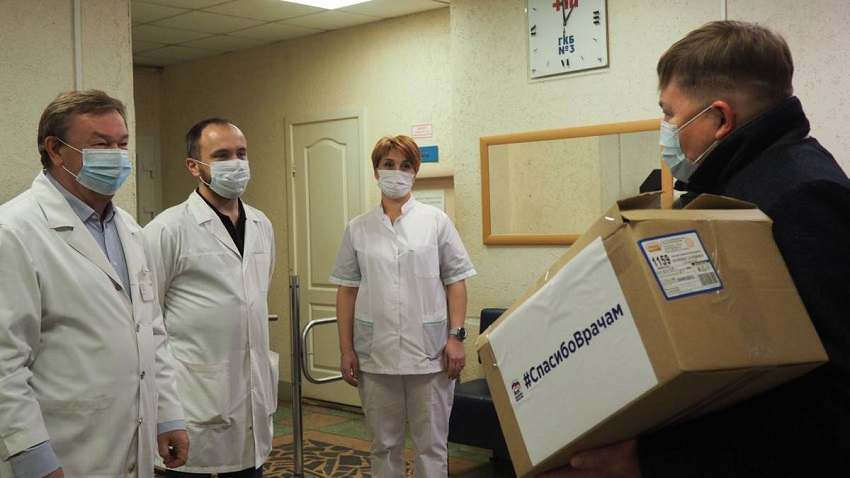 Депутаты и волонтеры «Единой России» помогают медикам в Прикамье