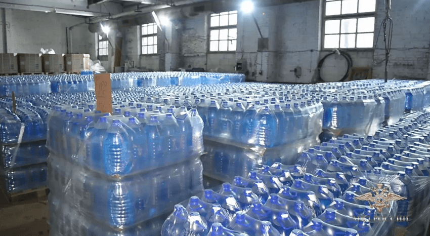 В Перми полиция нашла подпольный завод и изъяла более 200 тысяч литров стеклоомывающей жидкости с метанолом