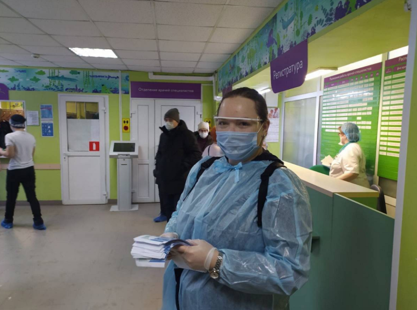 В пермских больницах волонтеры раздают памятки о важности вакцинации от коронавируса