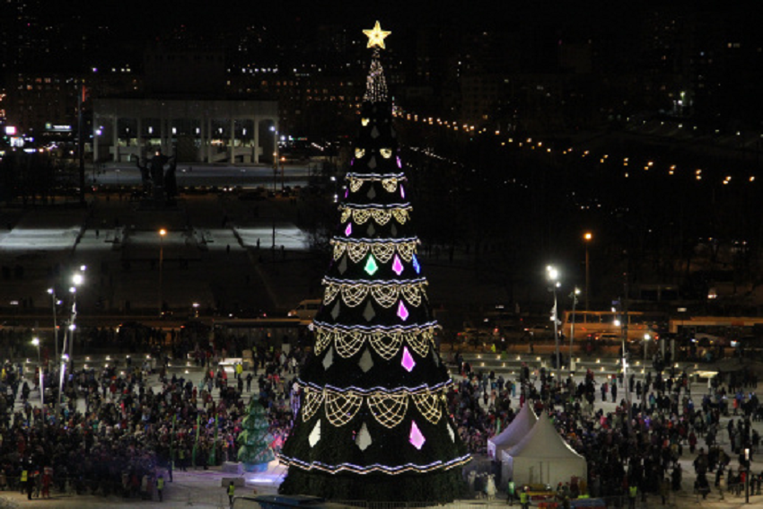 Городская елка Пермь когда включат. 31 декабря ночь