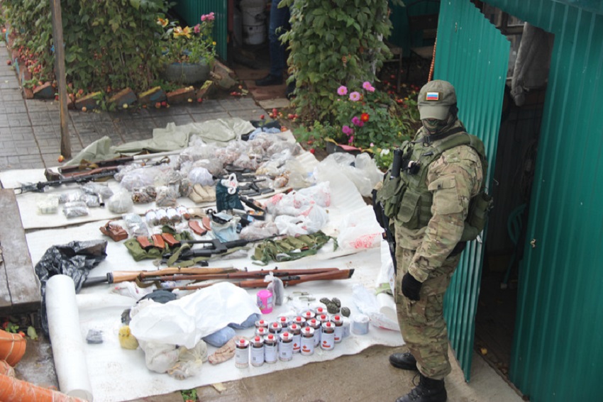 В Пермском крае у двоих жителей изъяли десятки единиц оружия и 14 тысяч боеприпасов