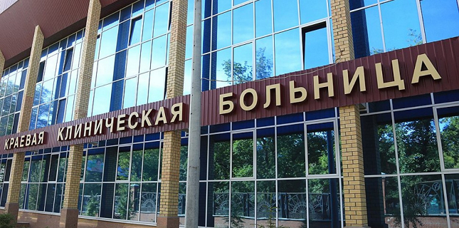 Раненную подростком учительницу из Пермского края перевели в общую палату