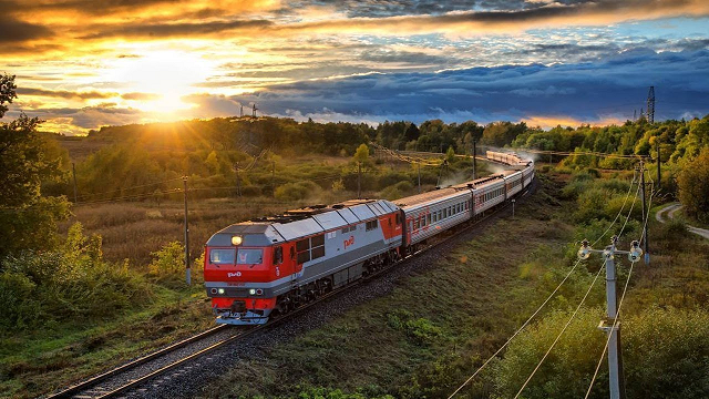 В Пермском крае грузовой поезд сбил сидящего на путях мужчину