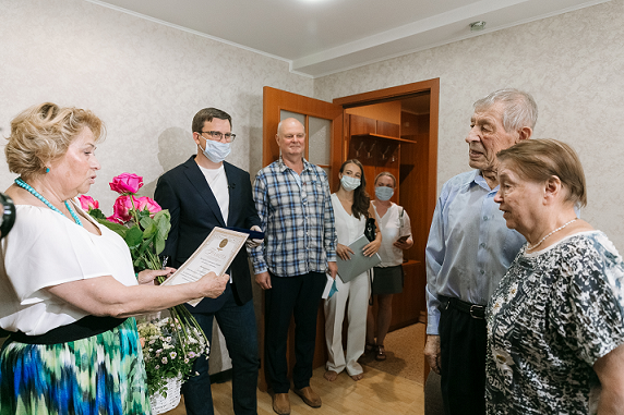 Антон Немкин передал семье Останиных памятную награду за 65 лет совместной жизни
