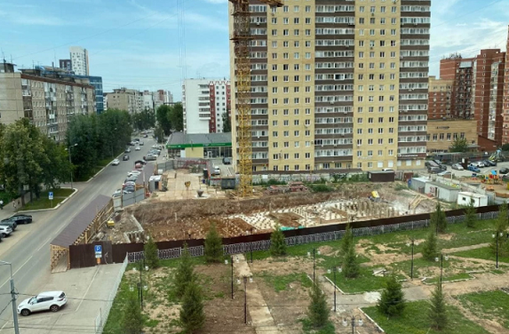 В Перми застройщик многоэтажки на Максима Горького захватил часть тротуара и парковку