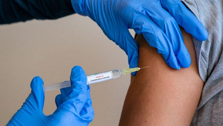 Эксперт: Прививка от COVID-19 не дает защиту от гриппа