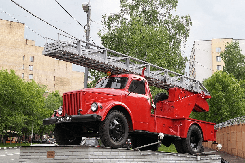 В Перми установили памятник советской пожарной машине