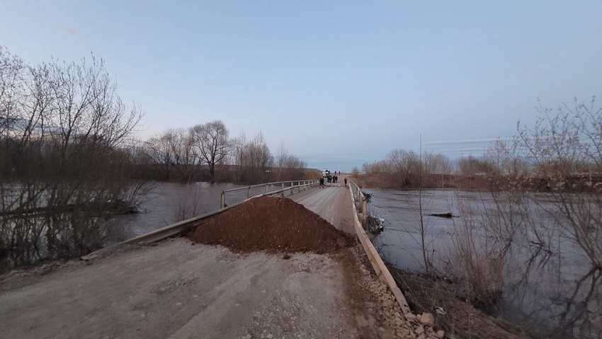 В Прикамье из-за паводка закрыли автомобильный мост